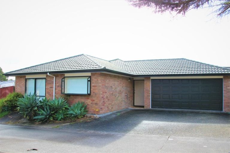 Photo of property in 11 Claywest Place, Glen Eden, Auckland, 0602