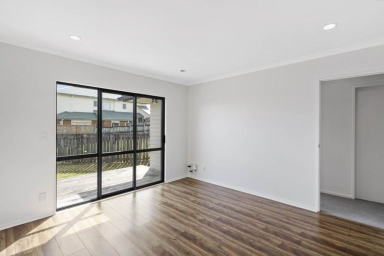 Photo of property in 3 Phelps Place, Glendene, Auckland, 0602
