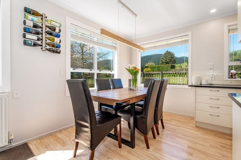Photo of property in 52 Katherine Mansfield Drive, Whitemans Valley, Upper Hutt, 5371