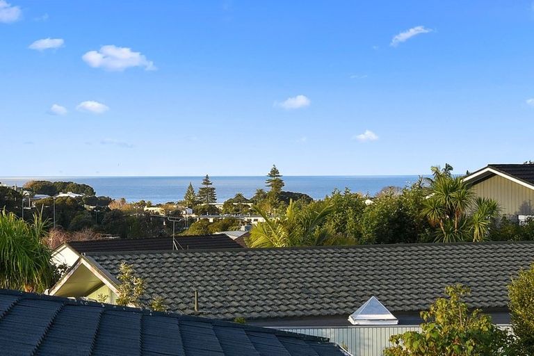 Photo of property in 2/52 Maxwelton Drive, Mairangi Bay, Auckland, 0630