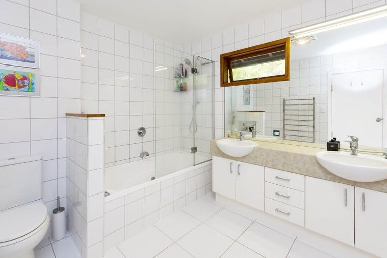 Photo of property in 24 Freemans Way, Pinehaven, Upper Hutt, 5019