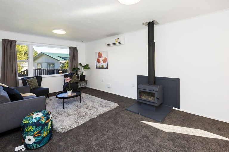 Photo of property in 39 Vista Crescent, Maoribank, Upper Hutt, 5018