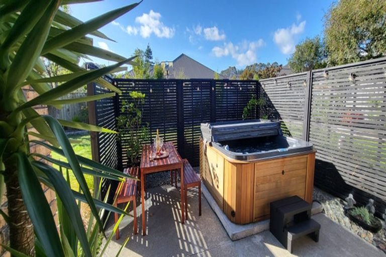 Photo of property in 16 Chestnut Close, Kelvin Grove, Palmerston North, 4414