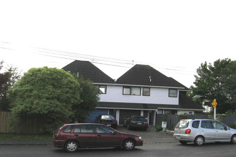 Photo of property in 1/2a Sunnynook Road, Sunnynook, Auckland, 0620