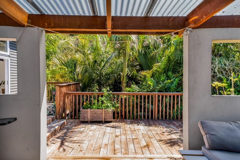 Photo of property in 70 Seaview Road, Marfell, New Plymouth, 4310