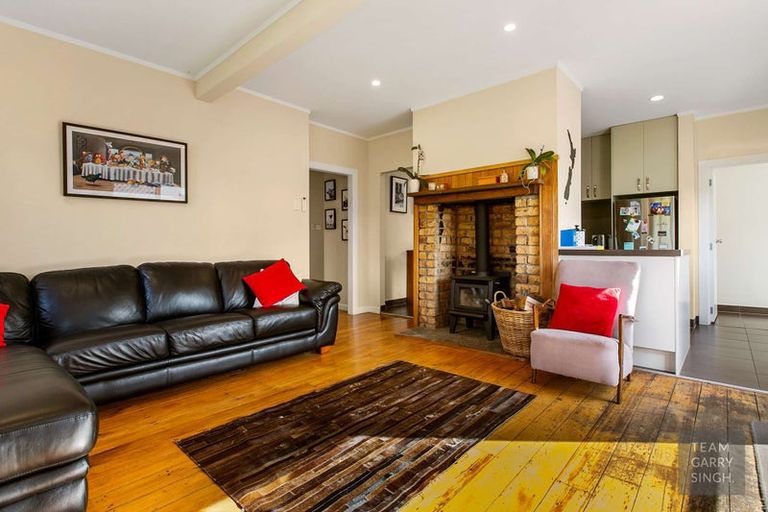 Photo of property in 1 Waiari Road, Conifer Grove, Takanini, 2112