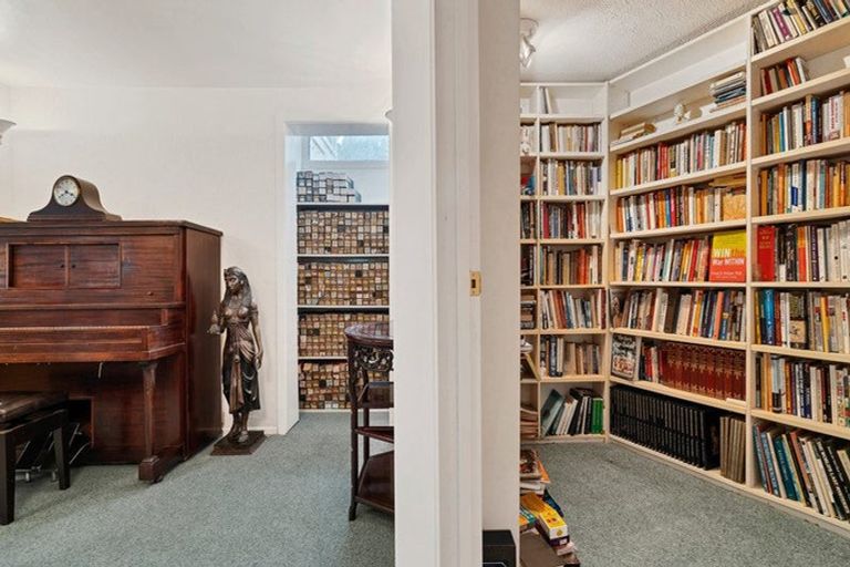 Photo of property in 32 Deane Avenue, Titirangi, Auckland, 0604