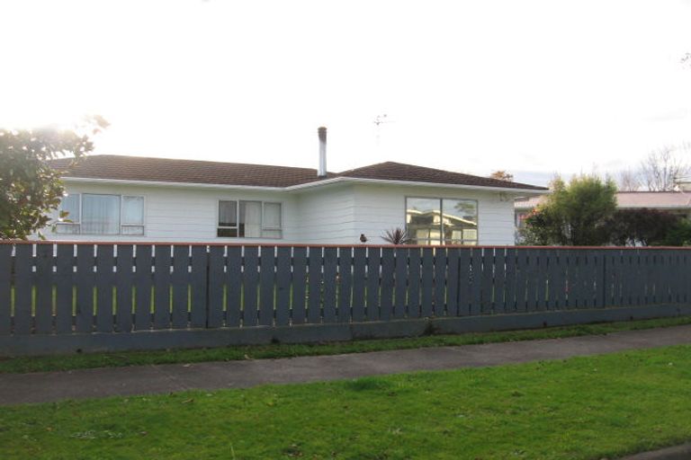 Photo of property in 27 Pinedale Parade, Milson, Palmerston North, 4414