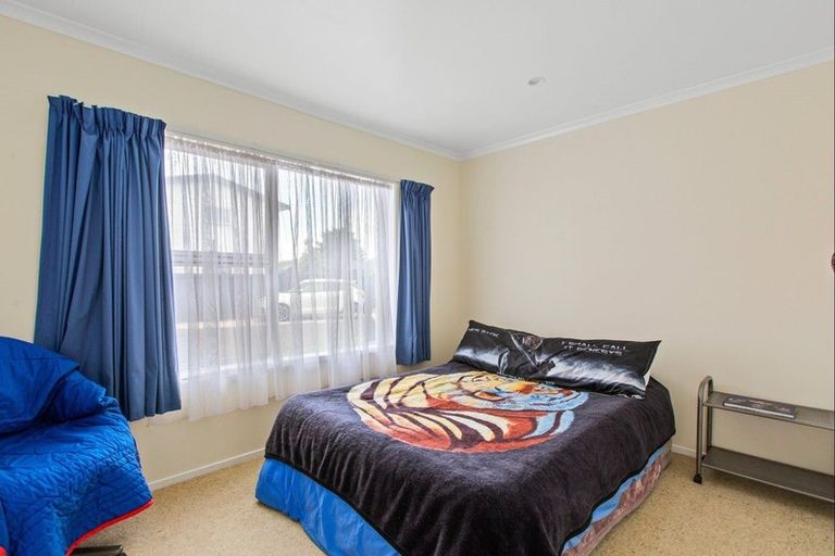 Photo of property in 20 Edgewater Grove, Orewa, 0931