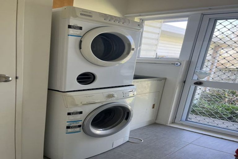 Photo of property in 8 Ballini Rise, West Harbour, Auckland, 0618