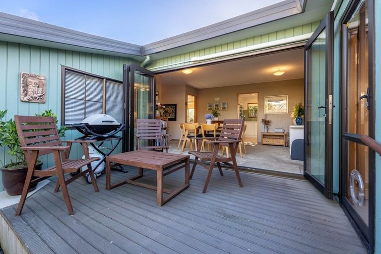 Photo of property in 11 Fleetwood Grove, Waikanae, 5036