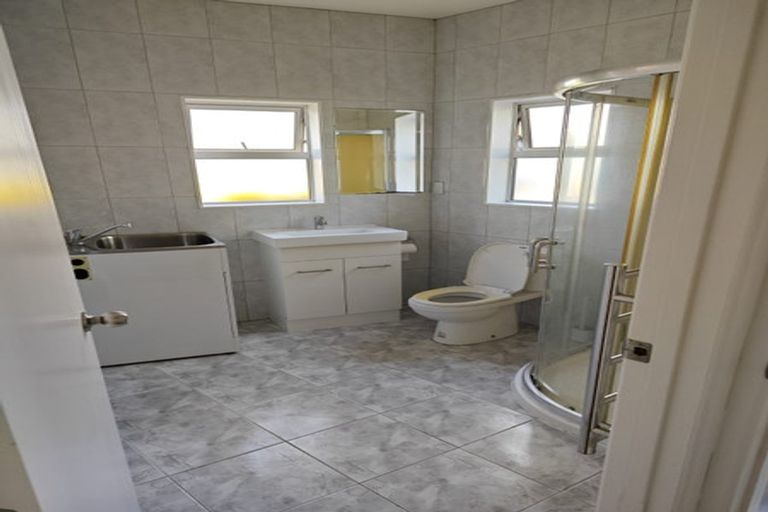 Photo of property in 11 Potter Avenue, Northcote, Auckland, 0627