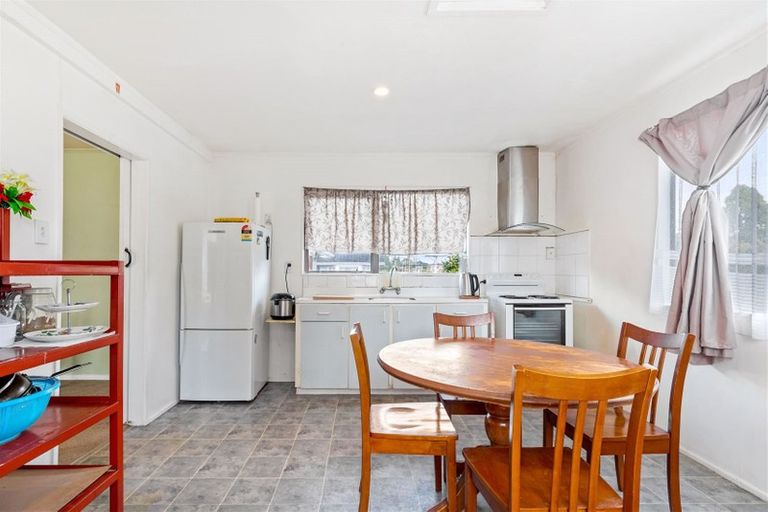 Photo of property in 1/8 Edwards Avenue, Henderson, Auckland, 0610