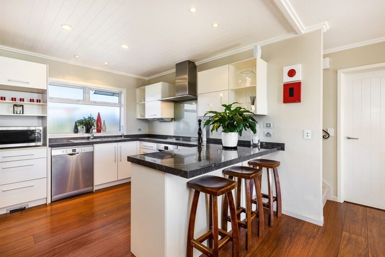 Photo of property in 2 Pukenamu Road, Rainbow Point, Taupo, 3330