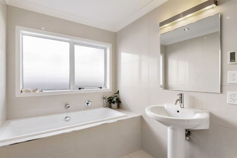 Photo of property in 16 Kunzea Place, Greenhithe, Auckland, 0632