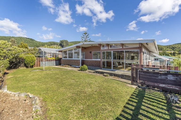 Photo of property in 11 Saint Edmund Crescent, Tawa, Wellington, 5028