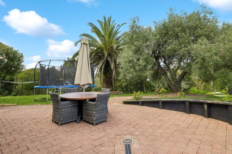 Photo of property in 16 Almond Grove, Greenhithe, Auckland, 0632
