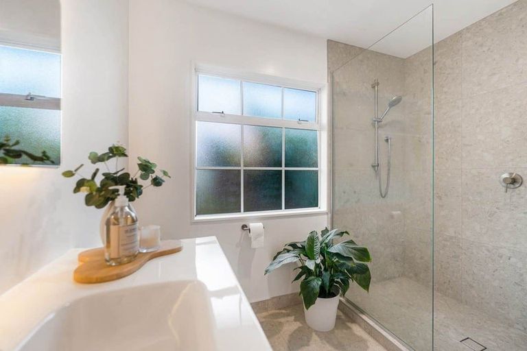 Photo of property in 2/25 College Road, Northcote, Auckland, 0627