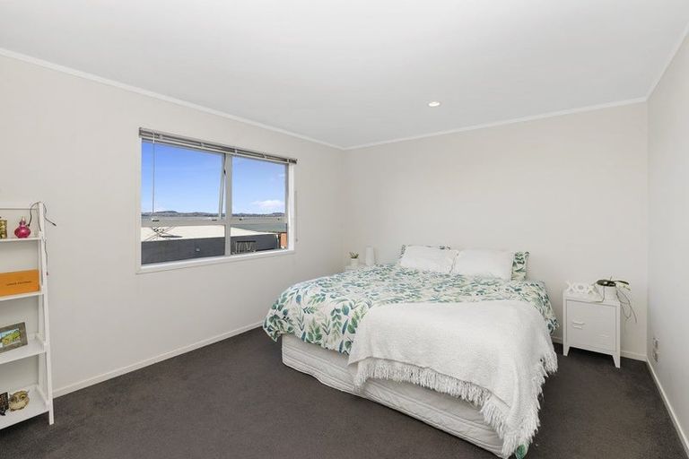 Photo of property in 2/143a Wiseley Road, West Harbour, Auckland, 0618