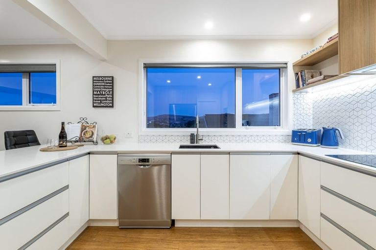 Photo of property in 118 Kahu Road, Paremata, Porirua, 5024