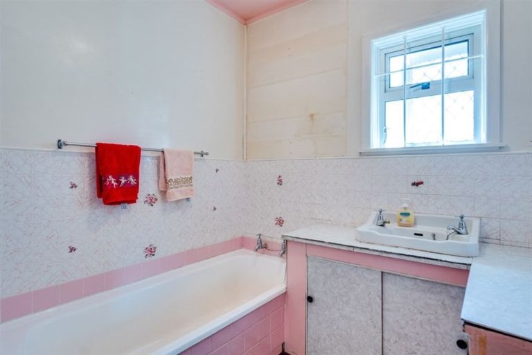 Photo of property in 11 Enfield Road, Hospital Hill, Napier, 4110