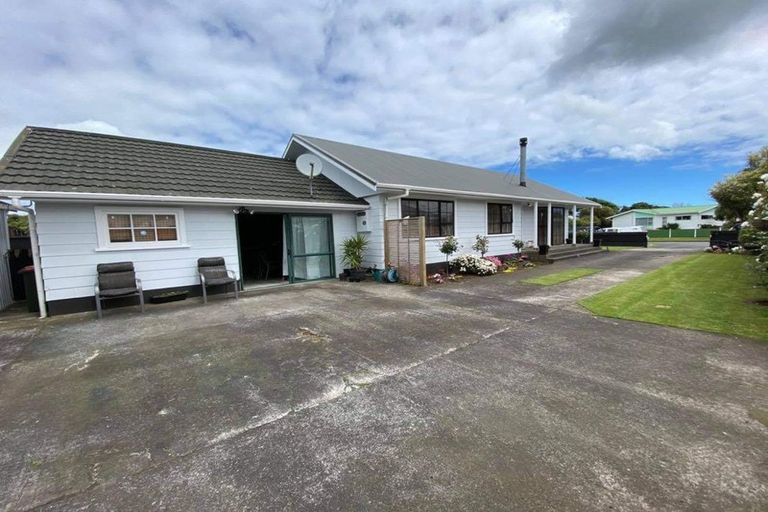 Photo of property in 16 Kamahi Avenue, Hawera, 4610