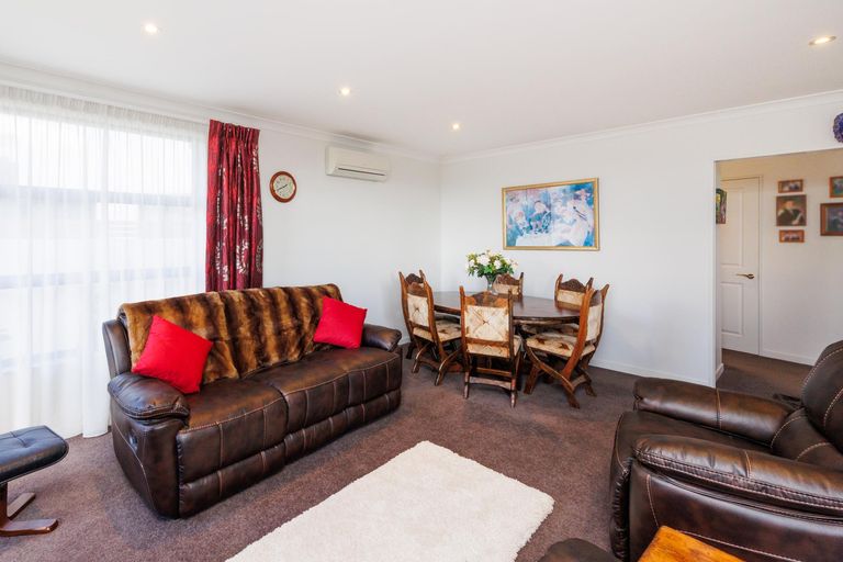 Photo of property in 27 Ruapehu Drive, Fitzherbert, Palmerston North, 4410