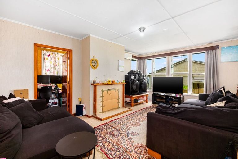 Photo of property in 15 Northumberland Street, Cannons Creek, Porirua, 5024
