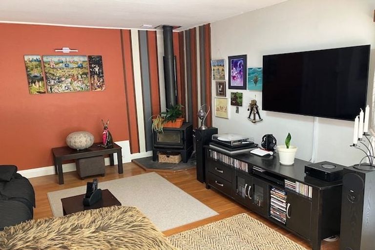 Photo of property in 8 Taungata Road, York Bay, Lower Hutt, 5013