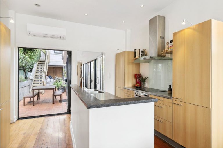 Photo of property in 19 Shannon Street, Mount Victoria, Wellington, 6011