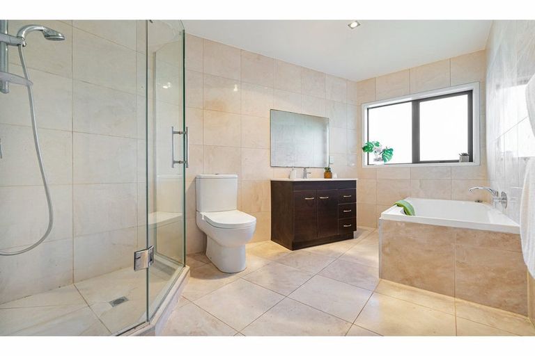 Photo of property in 17a Atkinson Road, Titirangi, Auckland, 0604