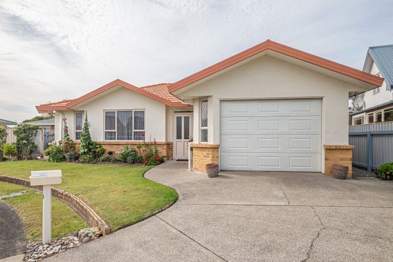 Photo of property in 12 Guildford Street, Levin, 5510