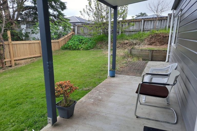 Photo of property in 5 Rickards Place, New Lynn, Auckland, 0600