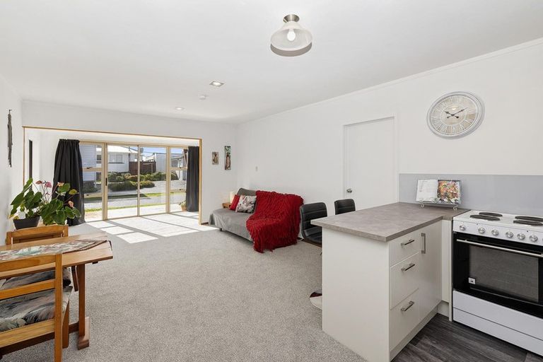 Photo of property in 2/120 Woodglen Road, Glen Eden, Auckland, 0602