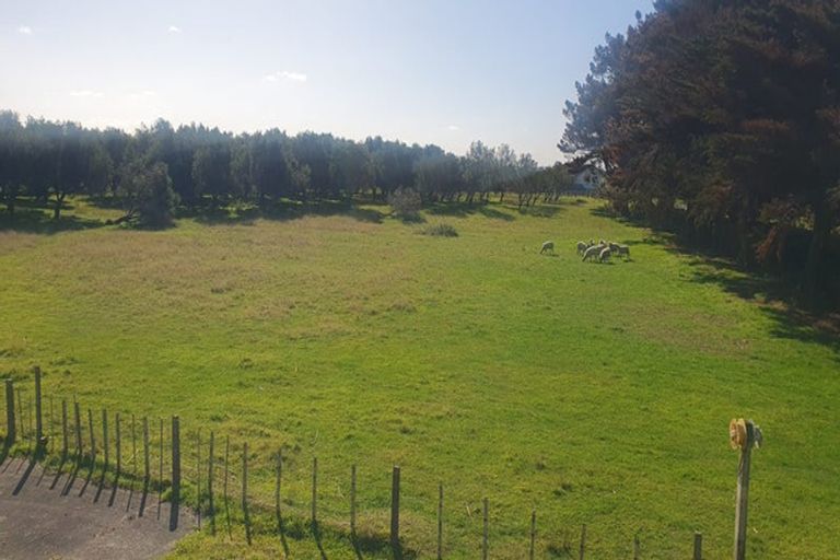 Photo of property in 1924 Parewanui Road, Parewanui, Bulls, 4894