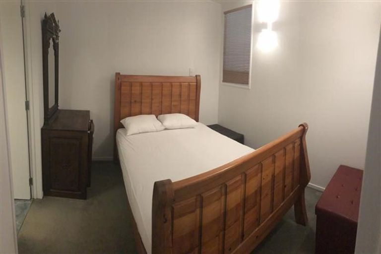 Photo of property in 2/318 Sunset Road, Unsworth Heights, Auckland, 0632