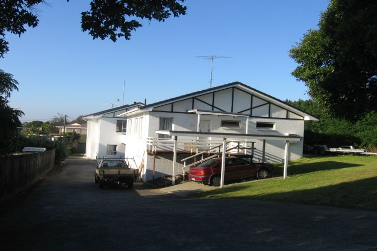 Photo of property in 2/304 Wairau Road, Glenfield, Auckland, 0629