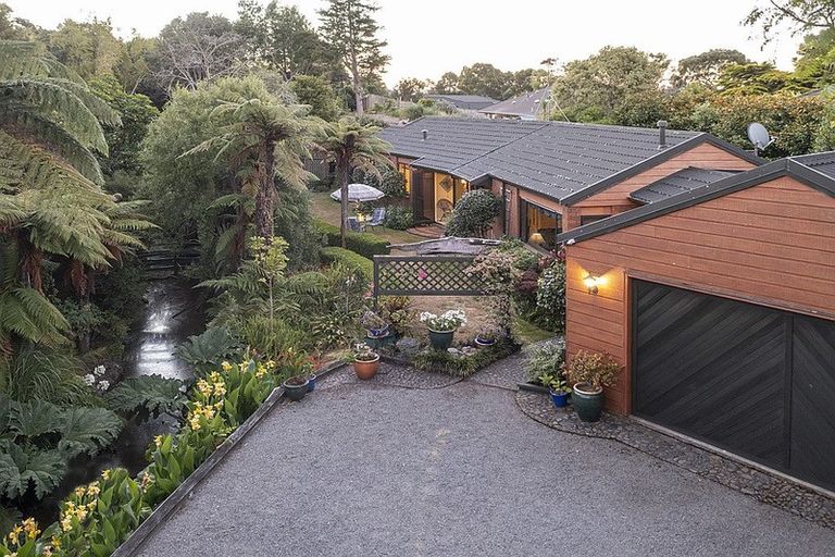 Photo of property in 42 Guildford Drive, Paraparaumu, 5032