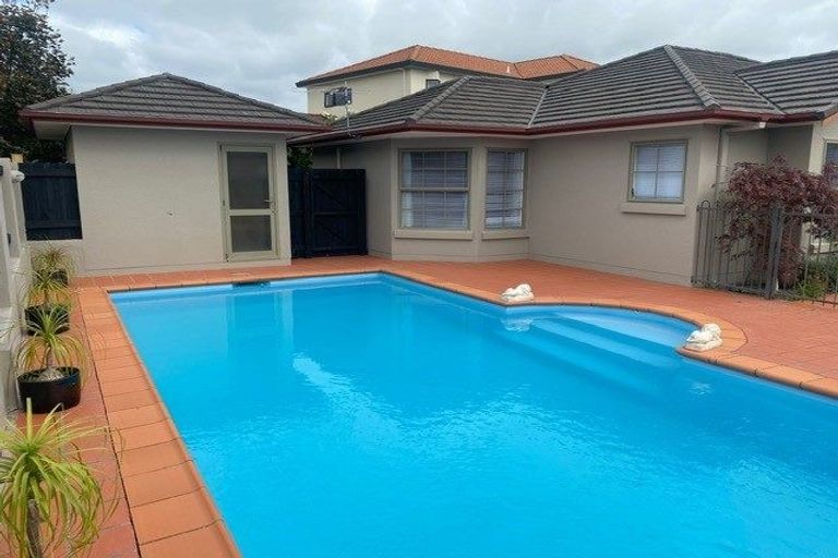 Photo of property in 11 Shelter Grove, Frankleigh Park, New Plymouth, 4310