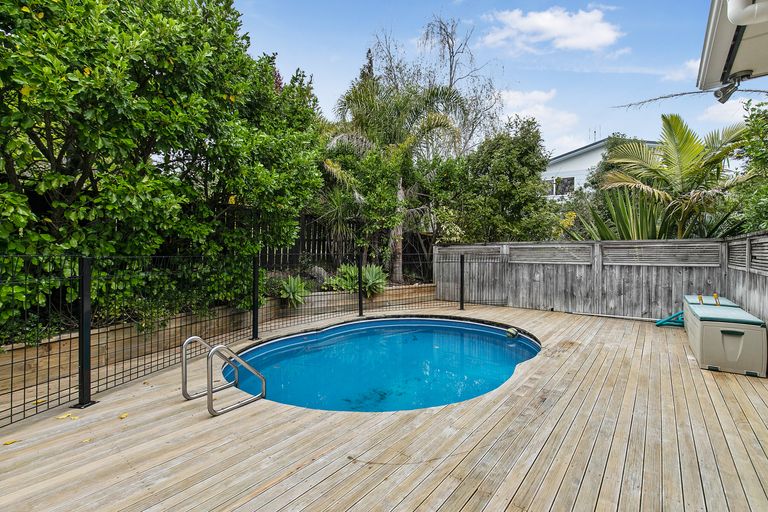 Photo of property in 8 Palawan Place, Torbay, Auckland, 0630