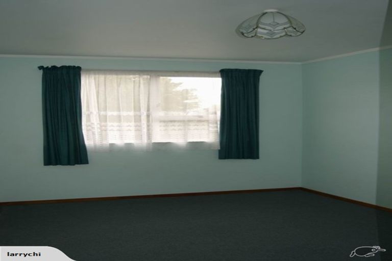 Photo of property in 2/6 Chivalry Road, Glenfield, Auckland, 0629