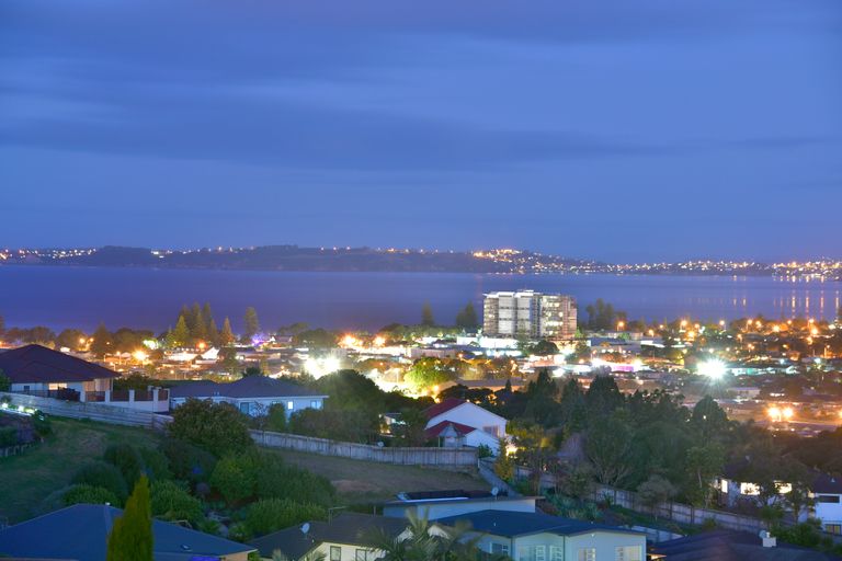 Photo of property in 8 Waldorf Crescent, Orewa, 0931