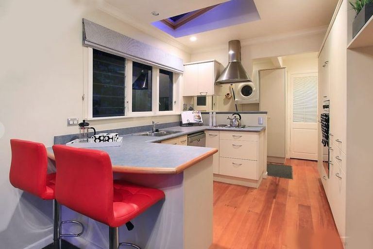 Photo of property in 4 Seaview Road, Paremata, Porirua, 5024