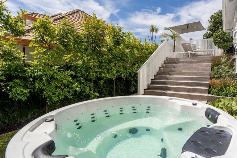 Photo of property in 1/121 Ocean View Road, Hillcrest, Auckland, 0627