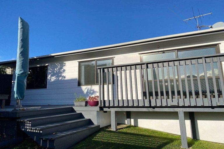 Photo of property in 2/11 Heather Place, Sunnynook, Auckland, 0620