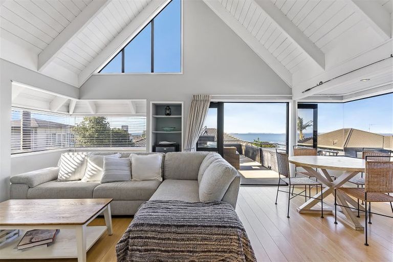 Photo of property in 2/8 Newburn Road, Waiake, Auckland, 0630