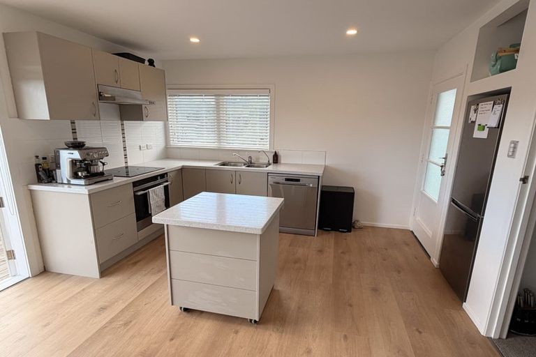 Photo of property in 2/20 Merton Avenue, Glenfield, Auckland, 0627