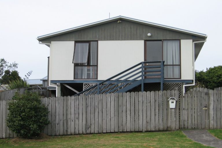 Photo of property in 2/6 Flaunty Place, West Harbour, Auckland, 0618