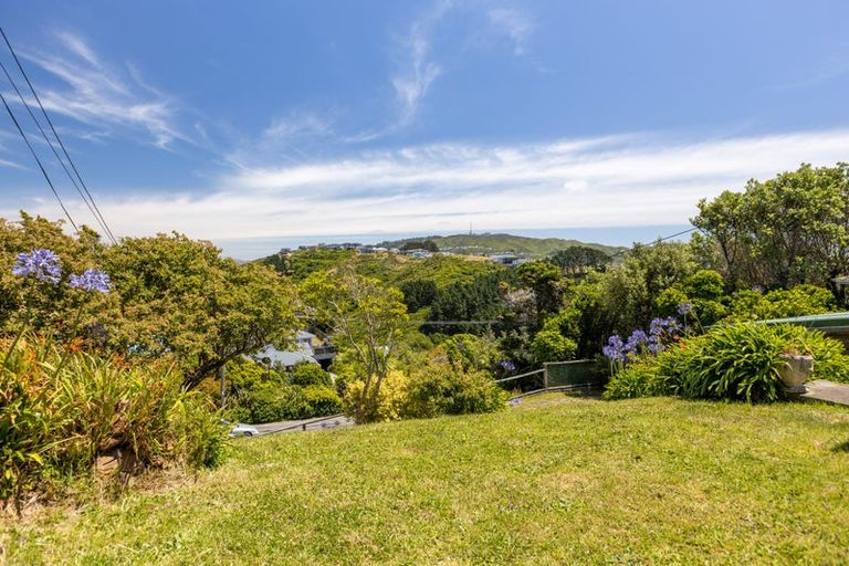 Photo of property in 25 Miles Crescent, Newlands, Wellington, 6037