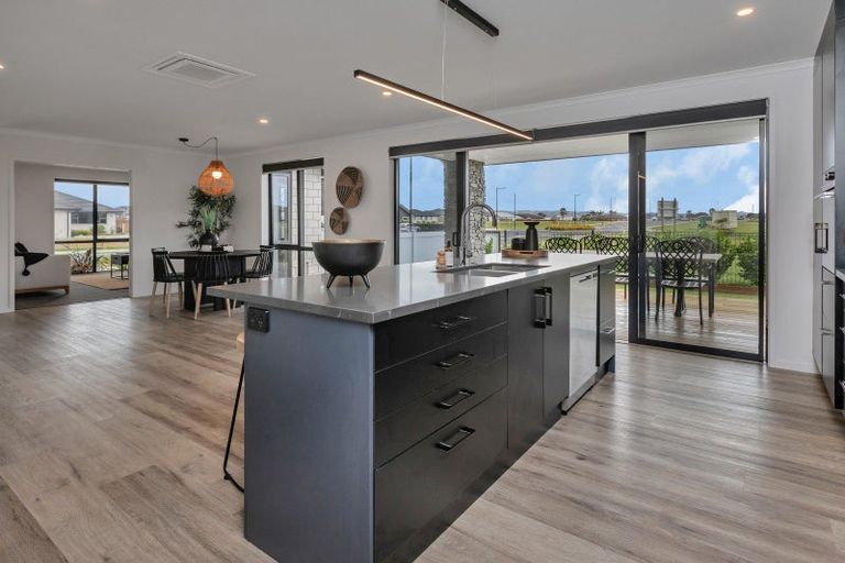 Photo of property in 25 Kitemaunga Avenue, One Tree Point, 0118